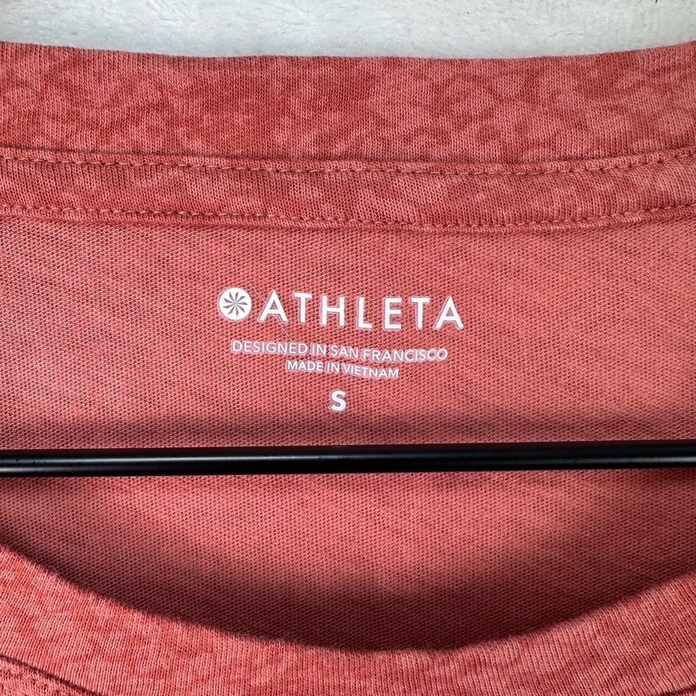 ATHLETA Etruscan Red Short Sleeve Crew Neck Fitness‎ Subtle Pattern Tee Size S - Picture 2 of 5